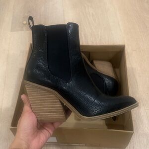 Black Crocodile Pattern Ankle Boots